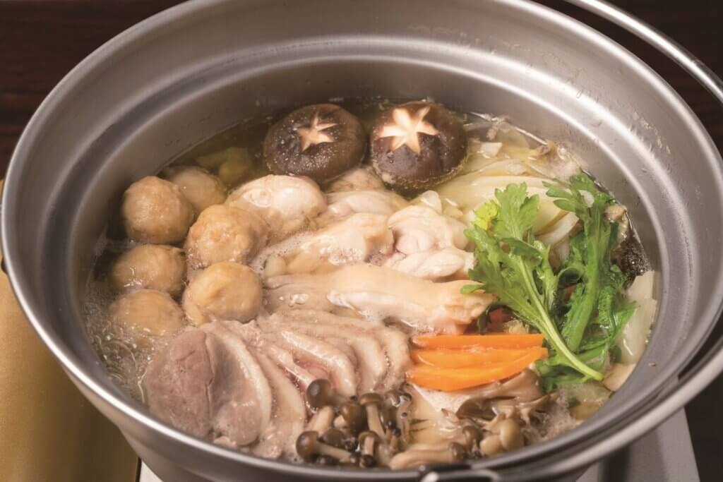 大好評の冬季限定『鶏鍋プラン』。隣接する老舗料亭から提供。